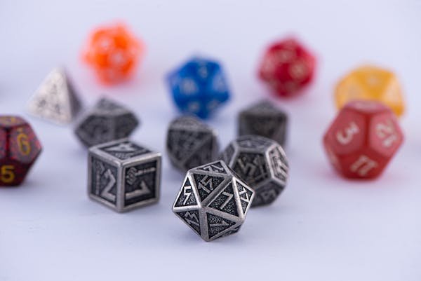 D20 en métal : un dé unique pour vos jeux de rôle sur mesure